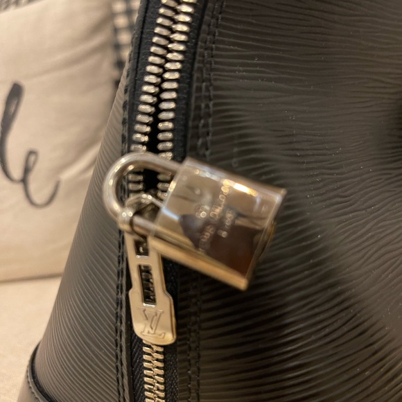 Authentic LV Epi Alma GM with charm - Picture 5 of 14